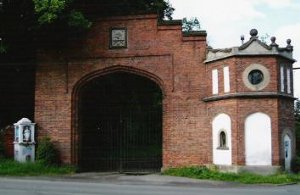 Pałac Skrzyńskich - brama wjazdowa