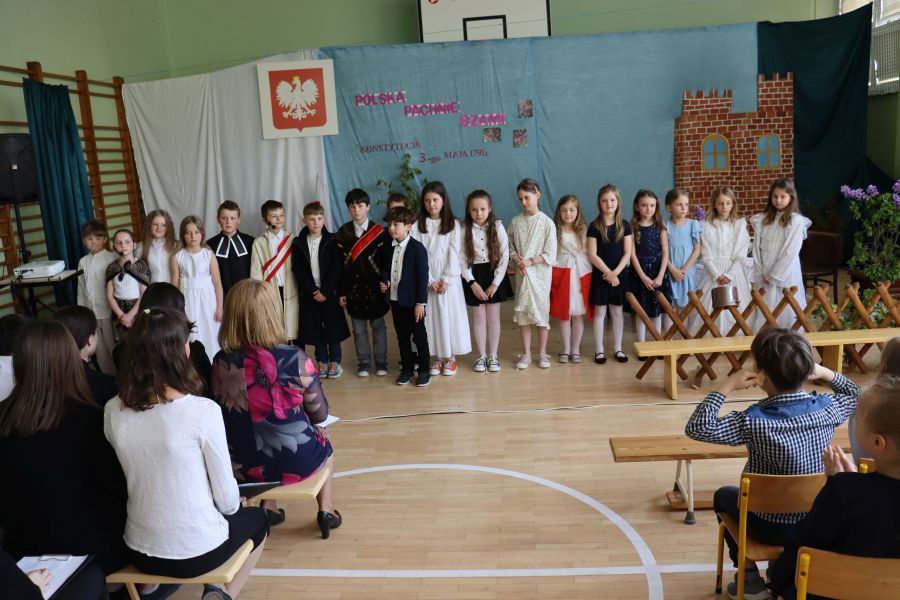 „Polska pachnie bzami…” – uroczyste spotkanie z okazji 232 Rocznicy Uchwalenia Konstytucji 3 Maja w naszej szkole