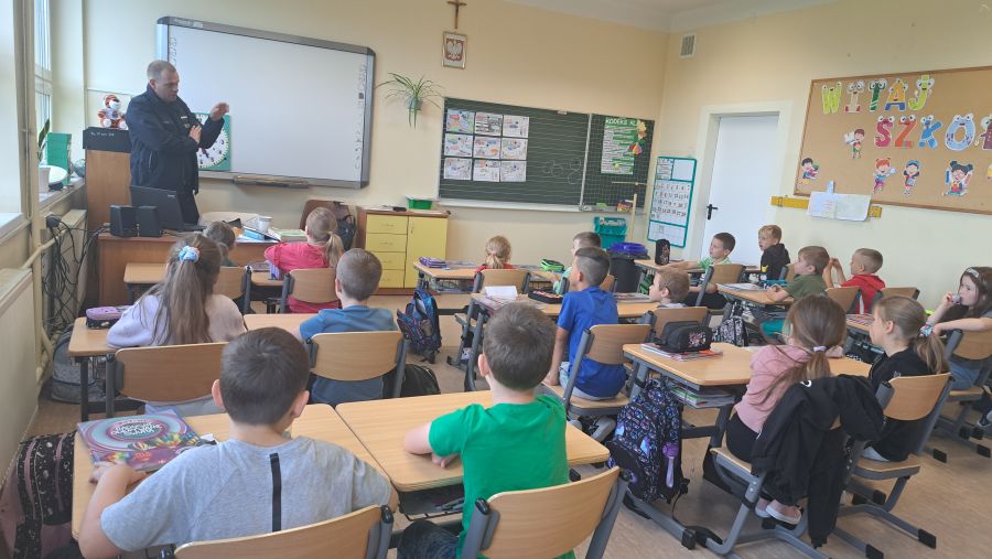 Bezpieczeństwo jest najważniejsze - spotkanie klasy pierwszej z policjantem