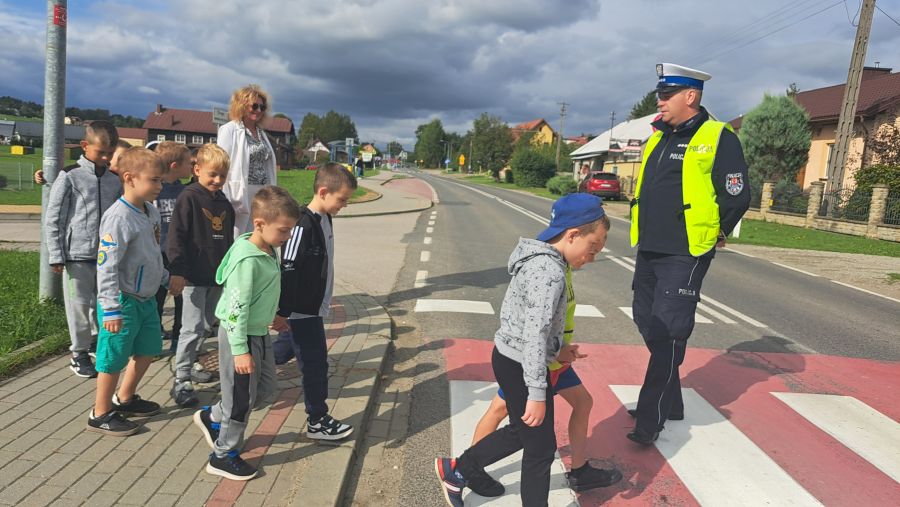Bezpieczeństwo jest najważniejsze - spotkanie klasy pierwszej z policjantem