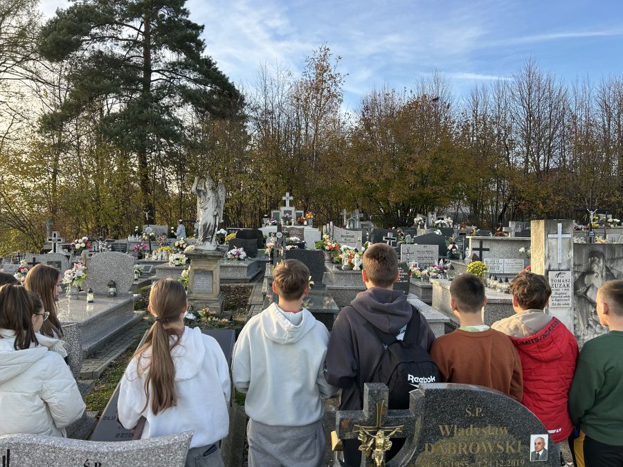 Uczniowie z Zagórzan pamiętają o zmarłych nauczycielach i kapłanach