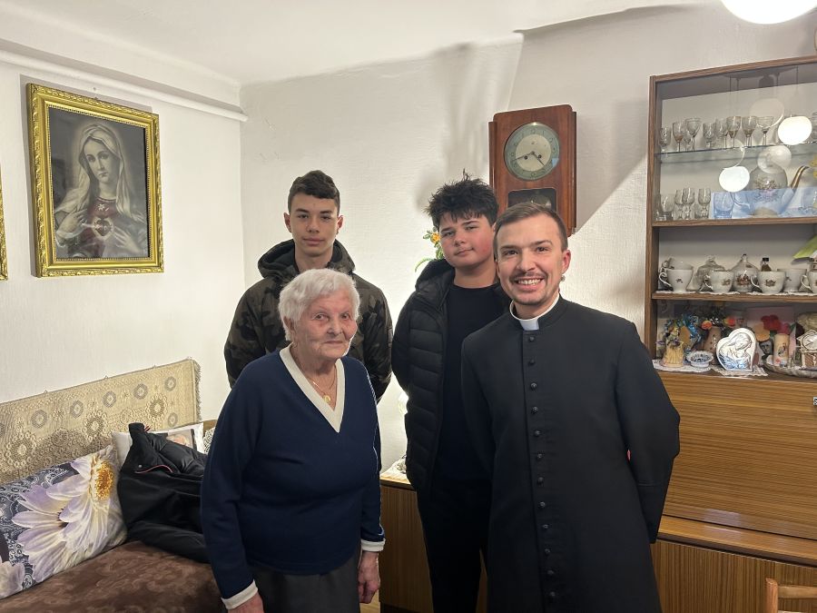 Przedświąteczne spotkania międzypokoleniowe – uczniowie szkoły podstawowej w odwiedzinach u seniorów