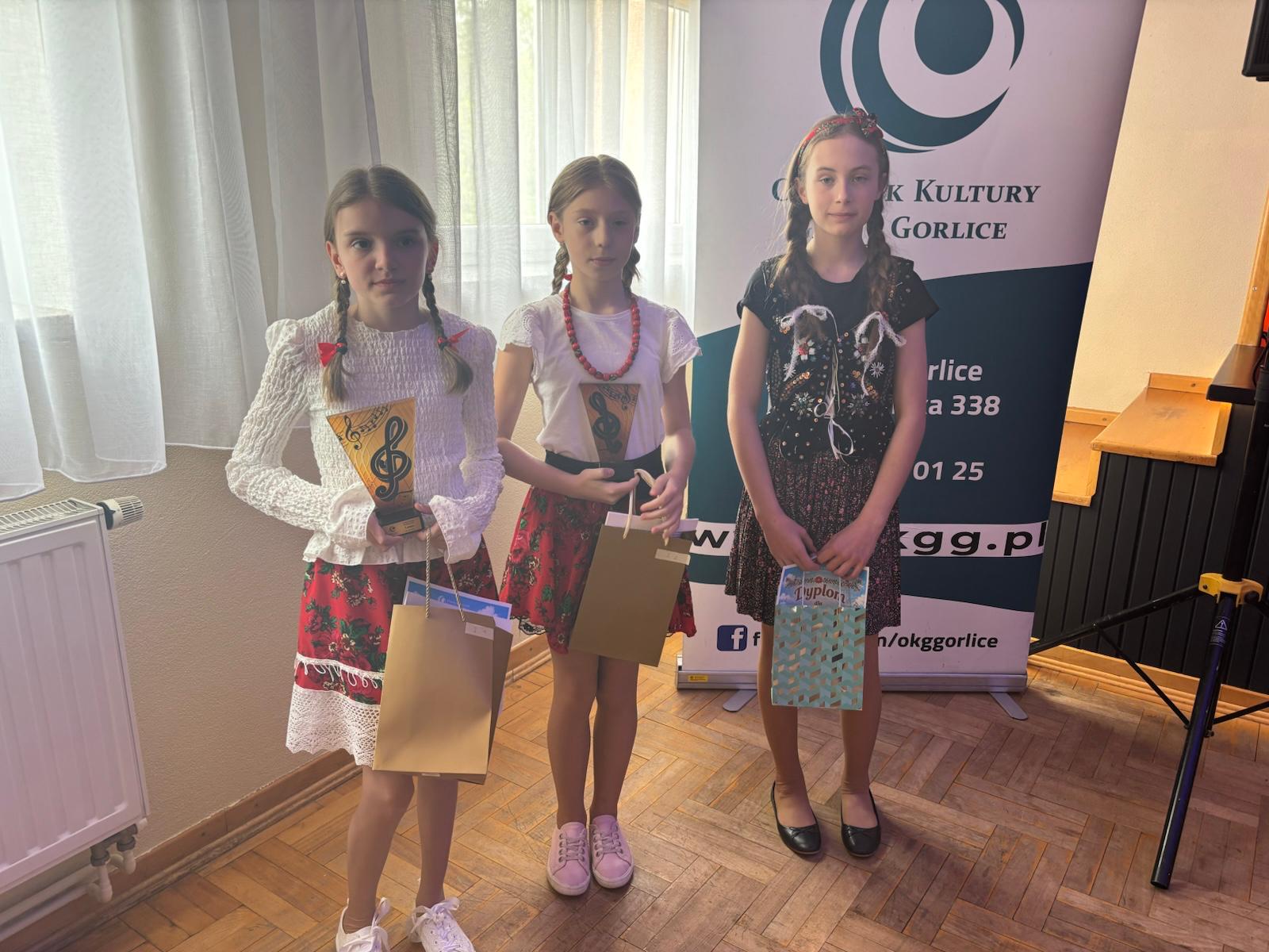Sukces naszych uczennic w konkursie piosenki "Na ludową nutę"
